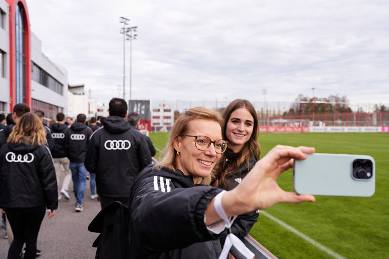 Audi Mitarbeterinnen machen Selphie an der Säbener Straße